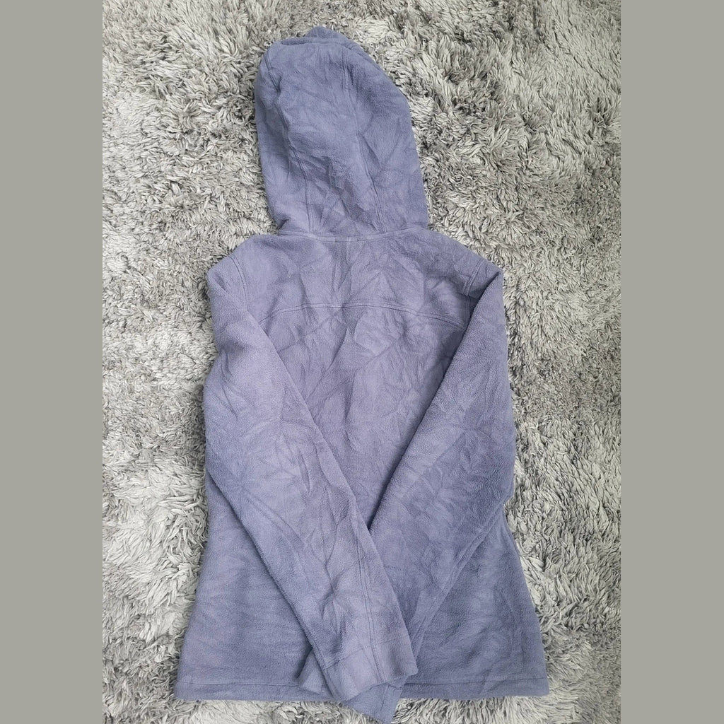 Veste polaire à capuche, couleur lavande, taille non indiquée, sans marque visible. Fripes Sélect