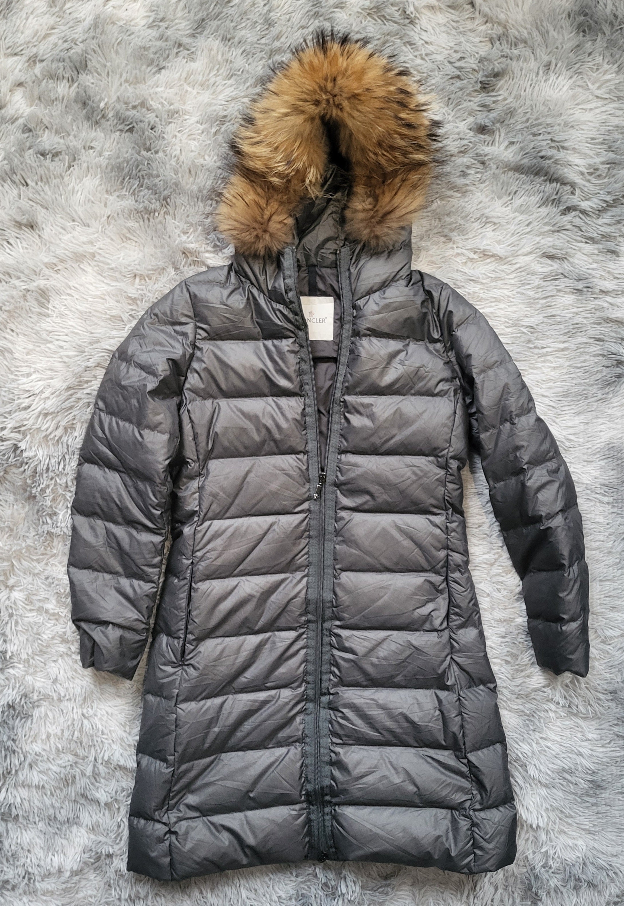 Doudoune Moncler Nantesfur Femme – Taille 2 (M) – Gris taupe – Duvet & Fourrure véritable – Vintage – Luxe