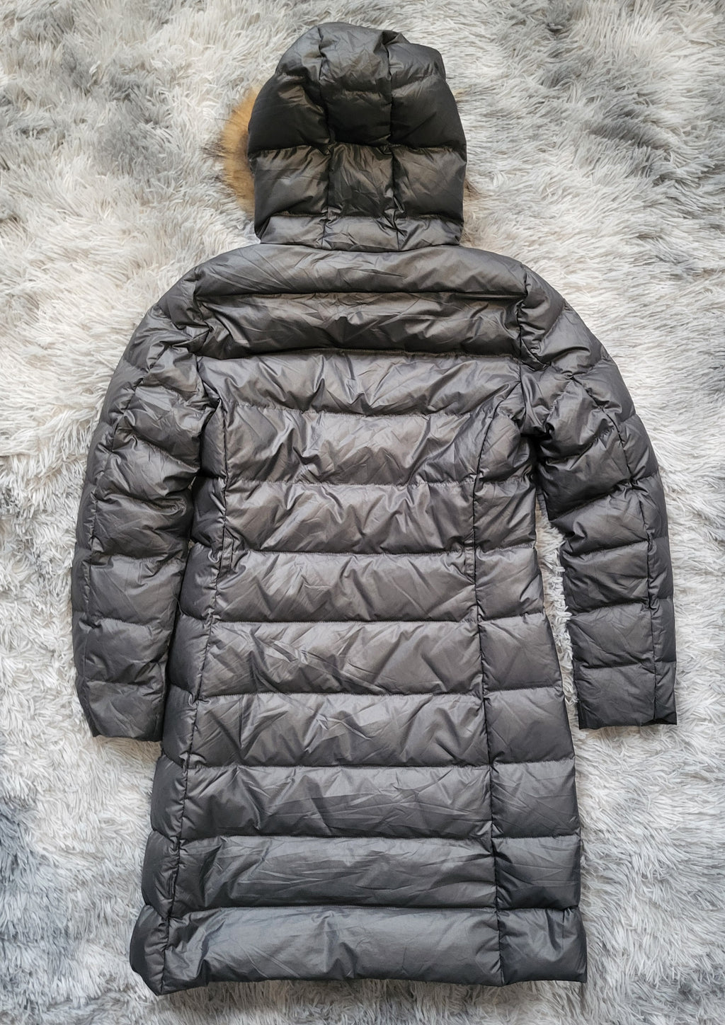 Doudoune Moncler Nantesfur Femme – Taille 2 (M) – Gris taupe – Duvet & Fourrure véritable – Vintage – Luxe