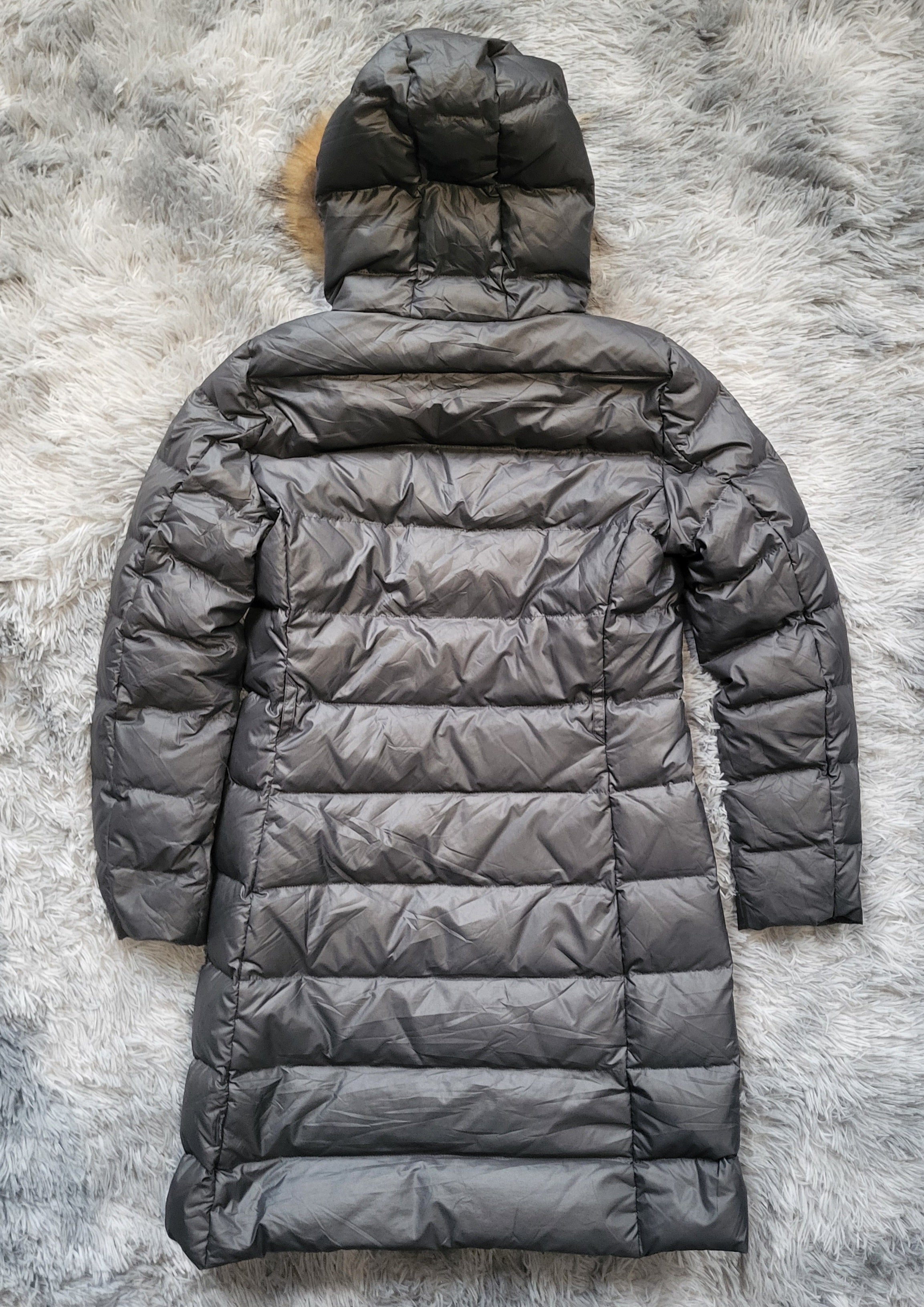 Doudoune Moncler Nantesfur Femme – Taille 2 (M) – Gris taupe – Duvet & Fourrure véritable – Vintage – Luxe