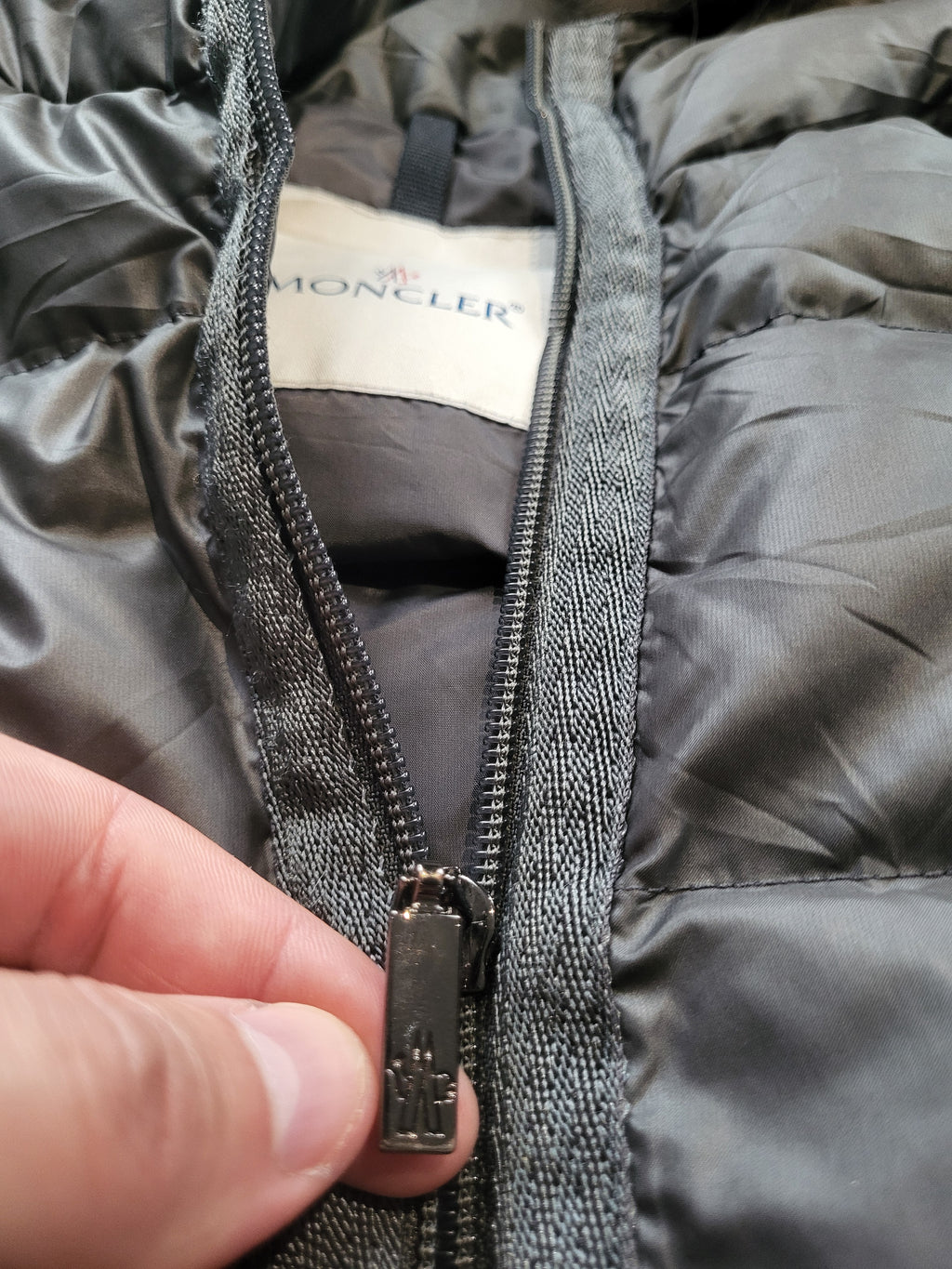 Doudoune Moncler Nantesfur Femme – Taille 2 (M) – Gris taupe – Duvet & Fourrure véritable – Vintage – Luxe