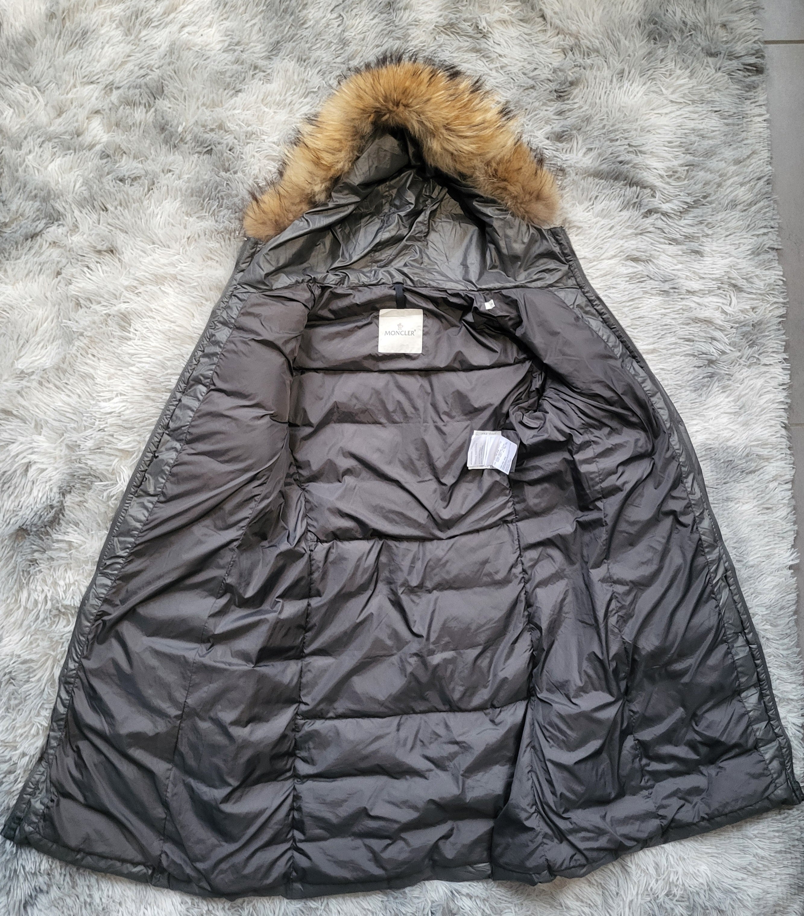 Doudoune Moncler Nantesfur Femme – Taille 2 (M) – Gris taupe – Duvet & Fourrure véritable – Vintage – Luxe