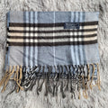 🧣💙 Écharpe Vintage Burberrys of London bleu clair, gris, noir et crème/beige – 100% Laine d’Agneau – Made in England 💙🧣