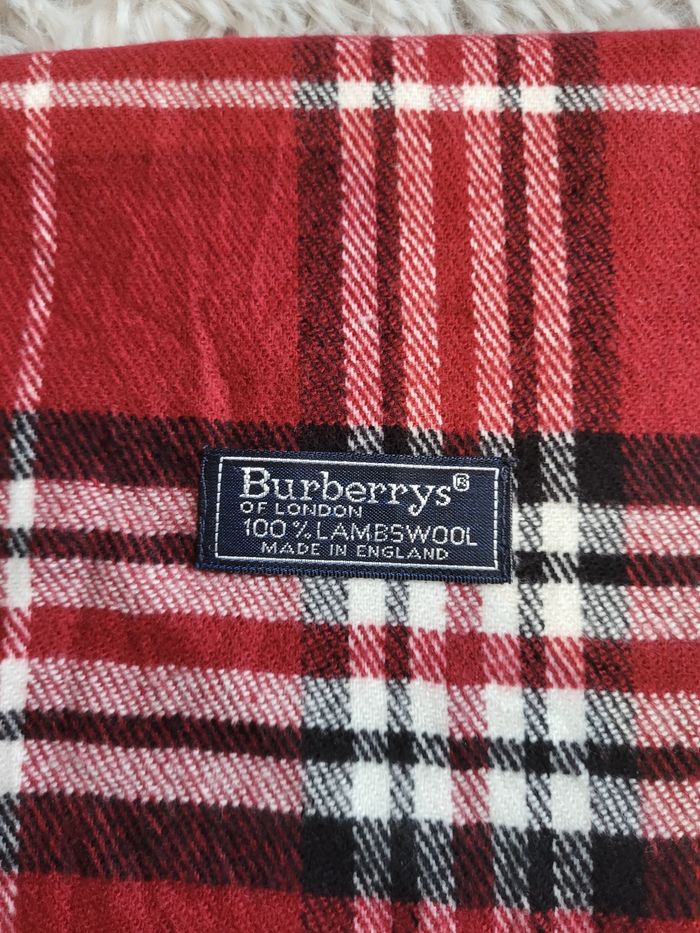 « Millésime d’Écharpe Burberry's vintage – 100 % laine d’agneau »