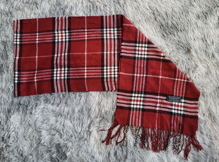 « Millésime d’Écharpe Burberry's vintage – 100 % laine d’agneau »