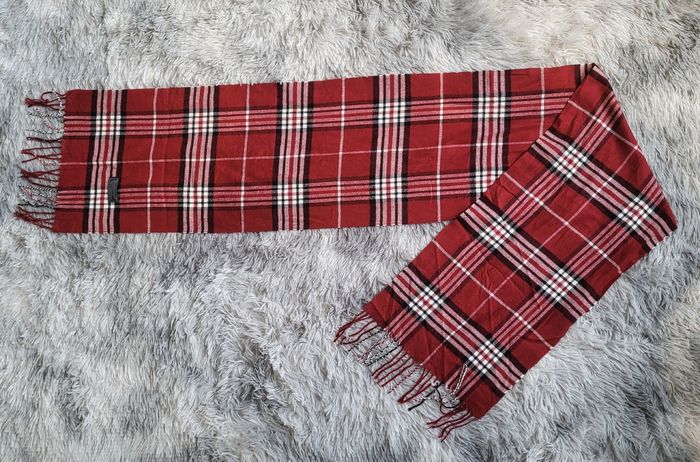 « Millésime d’Écharpe Burberry's vintage – 100 % laine d’agneau »