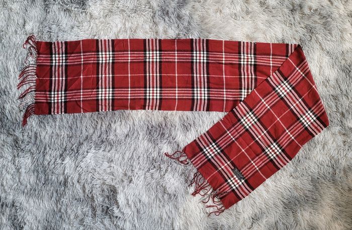 « Millésime d’Écharpe Burberry's vintage – 100 % laine d’agneau »