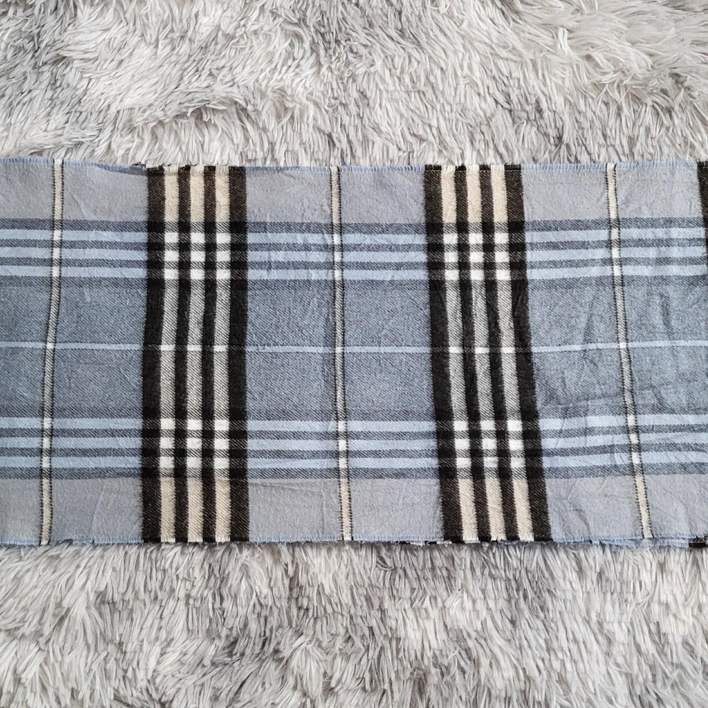 🧣💙 Écharpe Vintage Burberrys of London bleu clair, gris, noir et crème/beige – 100% Laine d’Agneau – Made in England 💙🧣