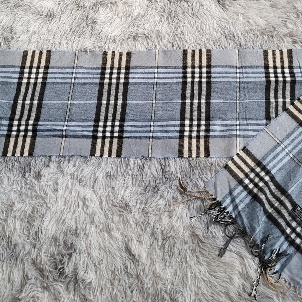 🧣💙 Écharpe Vintage Burberrys of London bleu clair, gris, noir et crème/beige – 100% Laine d’Agneau – Made in England 💙🧣