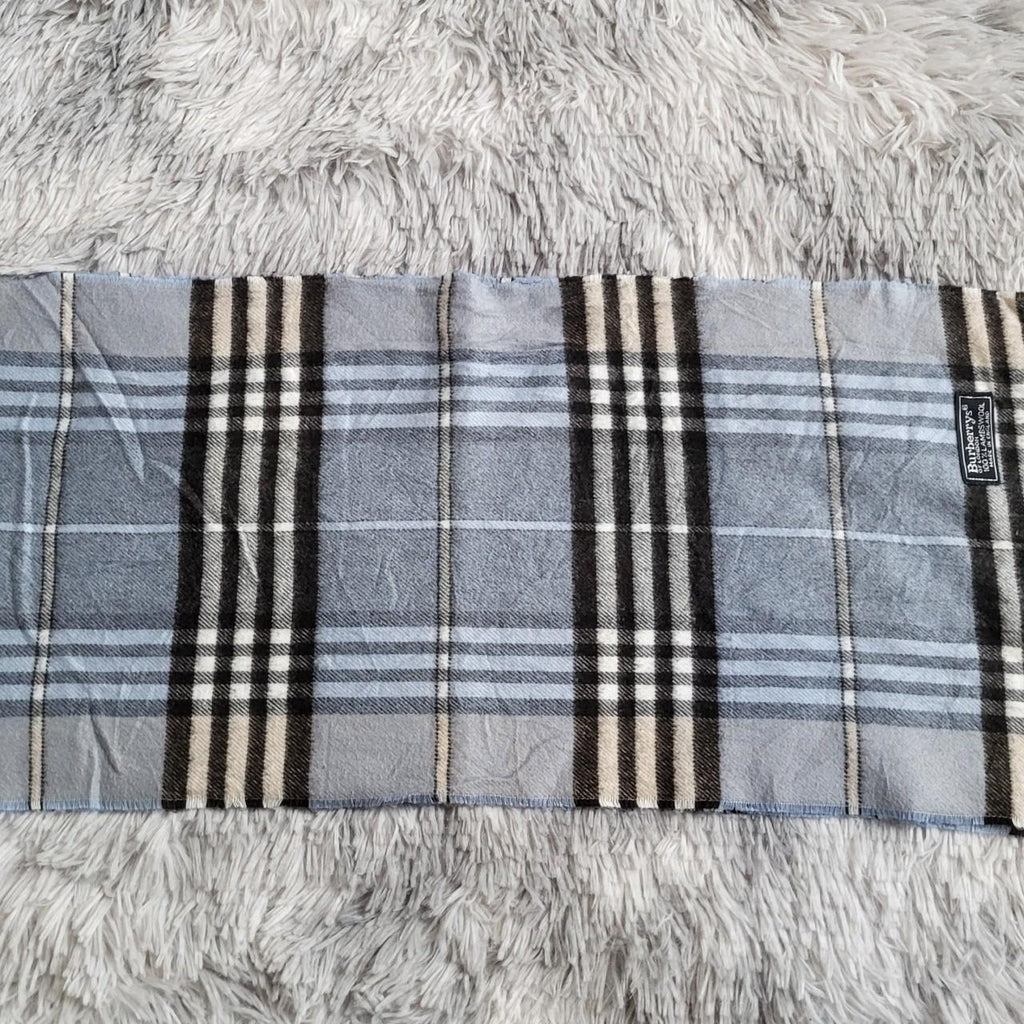 🧣💙 Écharpe Vintage Burberrys of London bleu clair, gris, noir et crème/beige – 100% Laine d’Agneau – Made in England 💙🧣