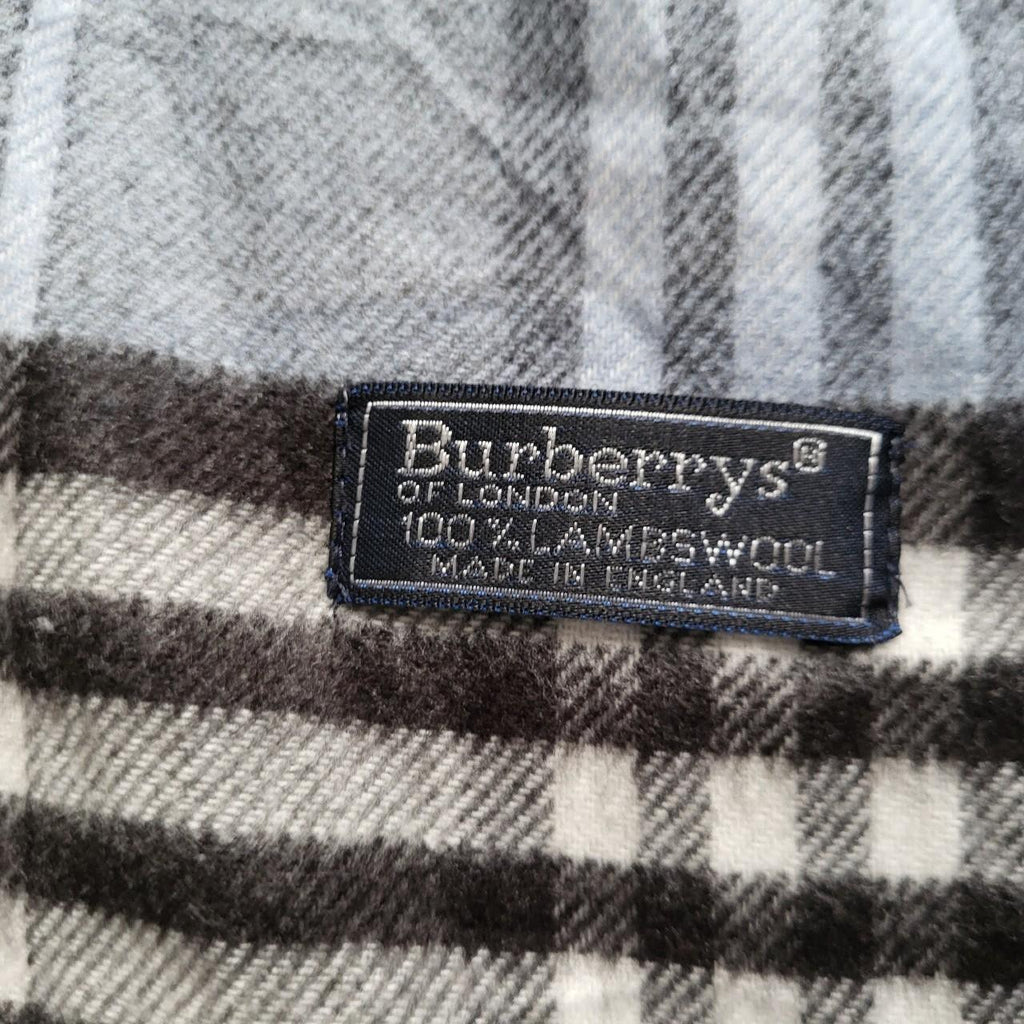 🧣💙 Écharpe Vintage Burberrys of London bleu clair, gris, noir et crème/beige – 100% Laine d’Agneau – Made in England 💙🧣