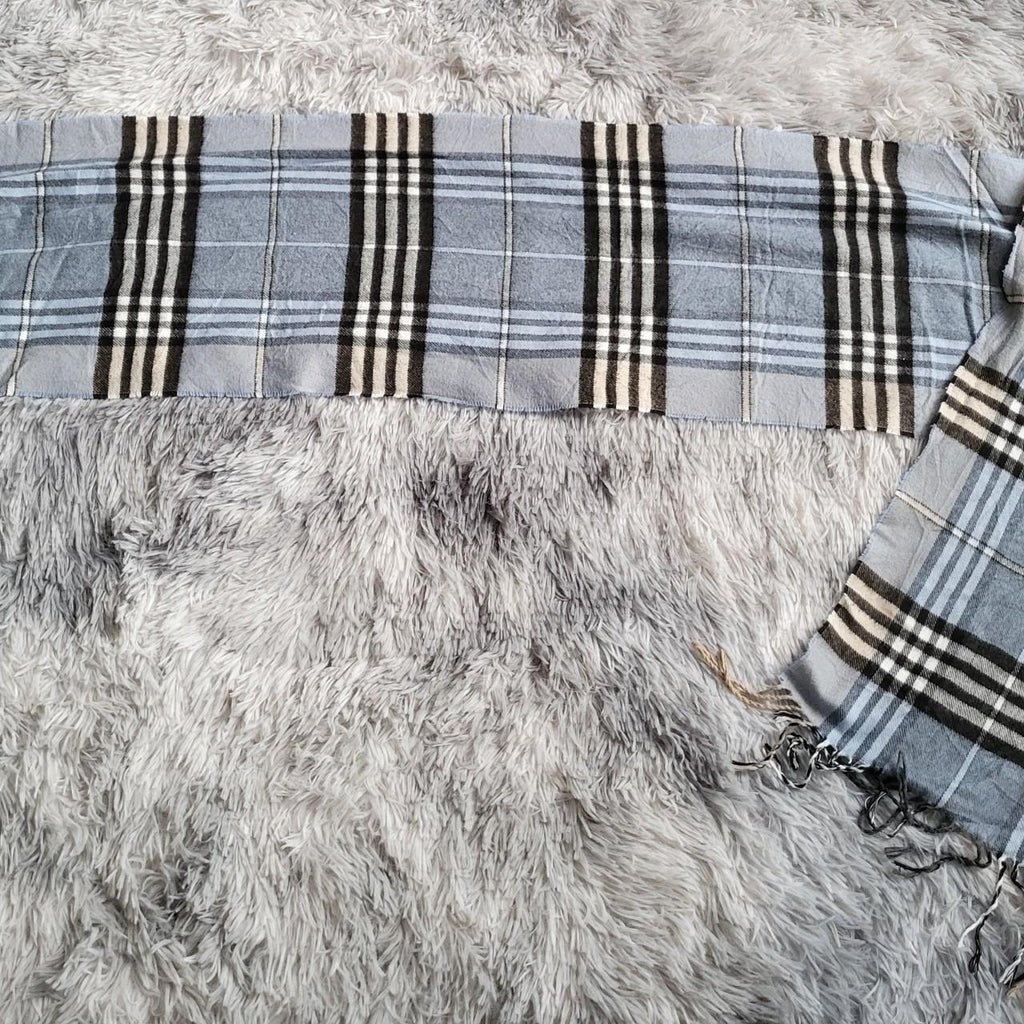 🧣💙 Écharpe Vintage Burberrys of London bleu clair, gris, noir et crème/beige – 100% Laine d’Agneau – Made in England 💙🧣