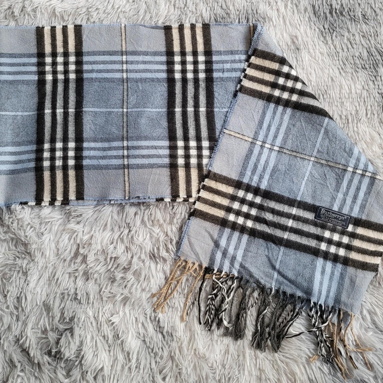 🧣💙 Écharpe Vintage Burberrys of London bleu clair, gris, noir et crème/beige – 100% Laine d’Agneau – Made in England 💙🧣