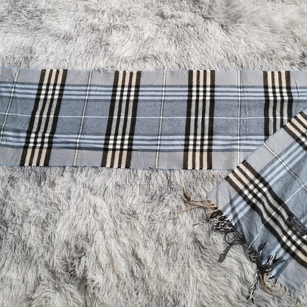 🧣💙 Écharpe Vintage Burberrys of London bleu clair, gris, noir et crème/beige – 100% Laine d’Agneau – Made in England 💙🧣