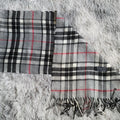 Écharpe Burberrys Vintage grise et blanche – Lambswool – Made in England