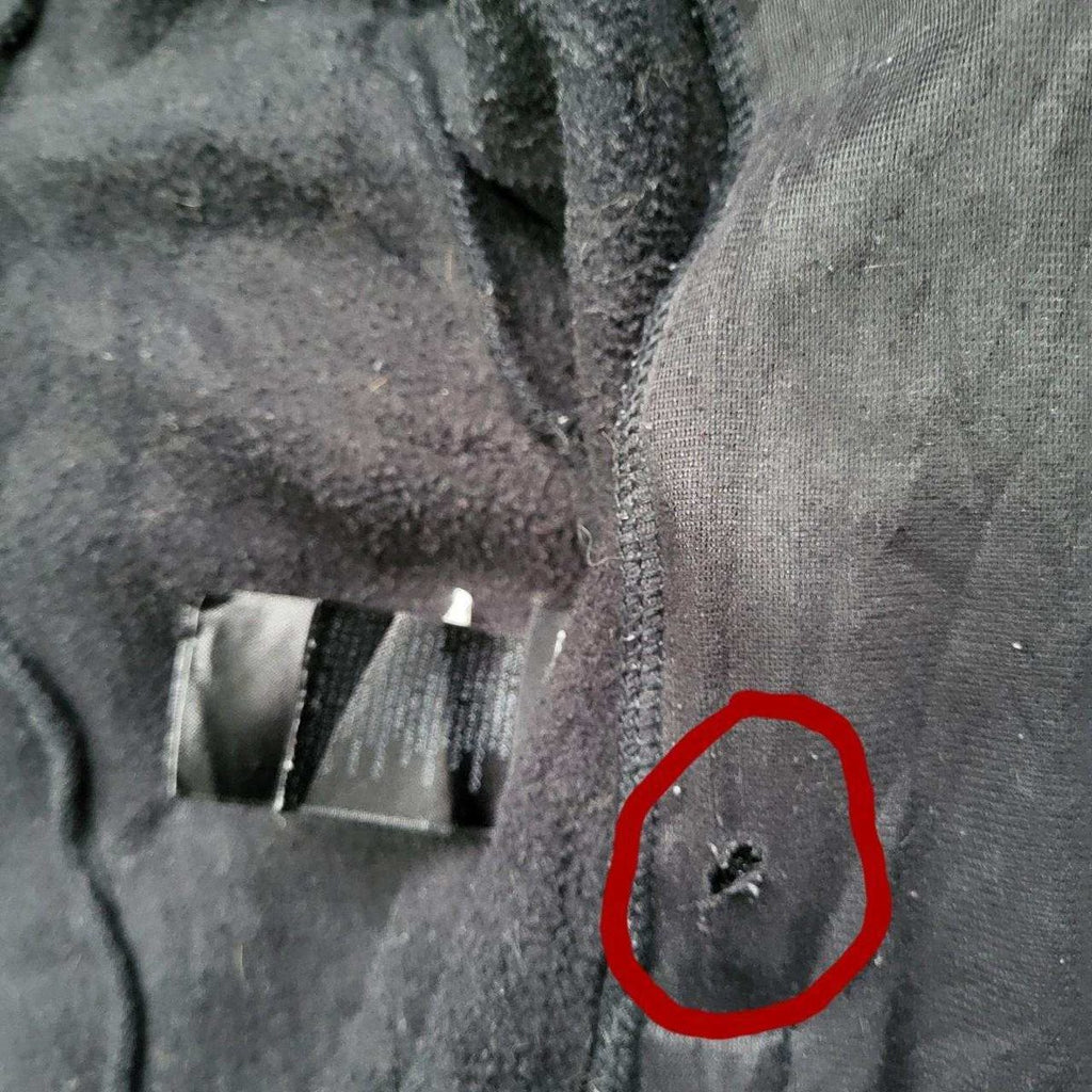 Pull polaire noir femme The North Face taille M, détail d'accroc visible. Fripes Sélect