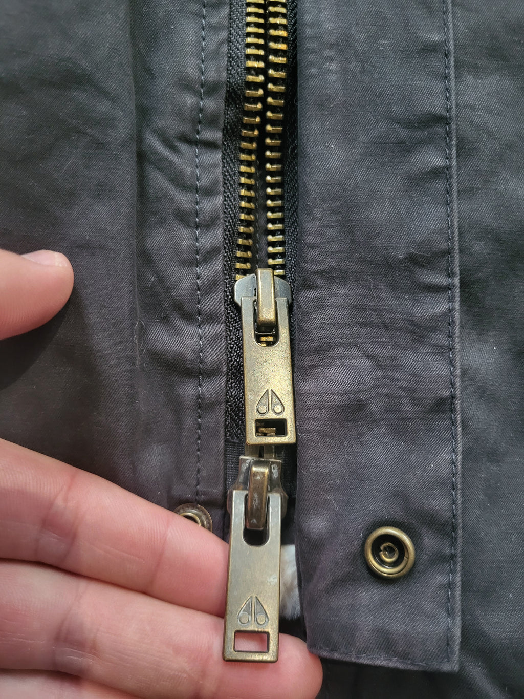 Parka Moose Knuckles Gold Series Stirling Homme – Taille M – Bleu marine / Noir – Duvet & Fourrure – Luxe