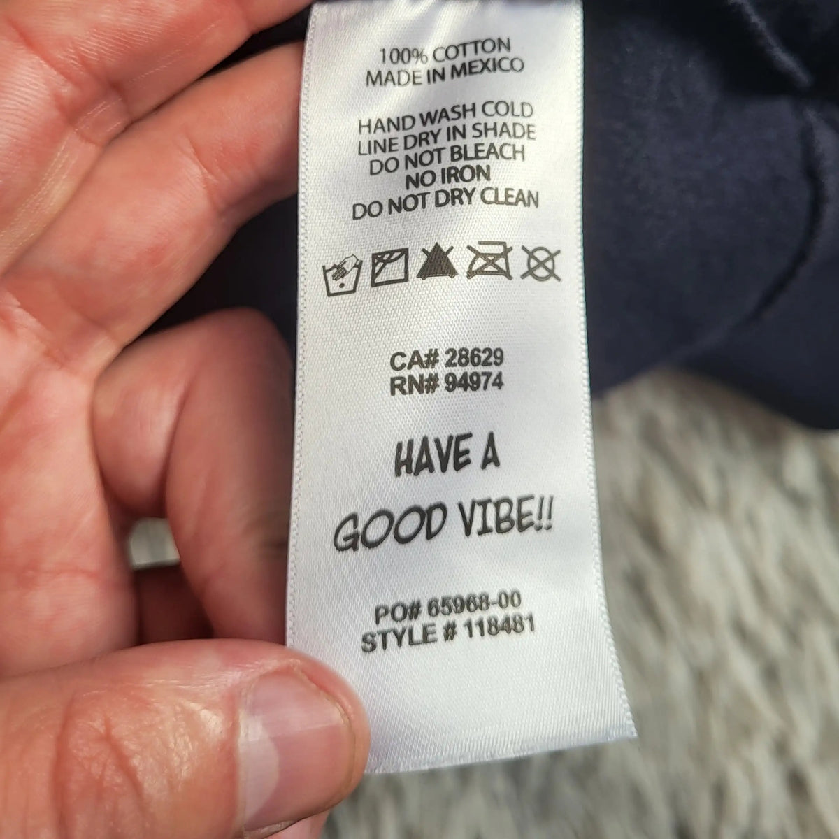 Sweat bleu Stussy taille S, étiquette visible. Fripes Sélect