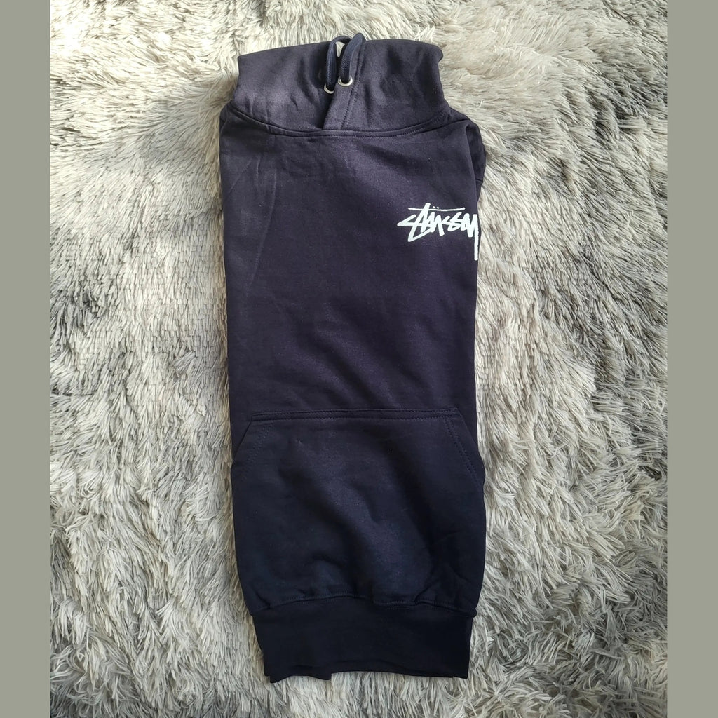 Sweat à capuche Stussy bleu, taille S, logo blanc visible sur la poitrine. Fripes Sélect