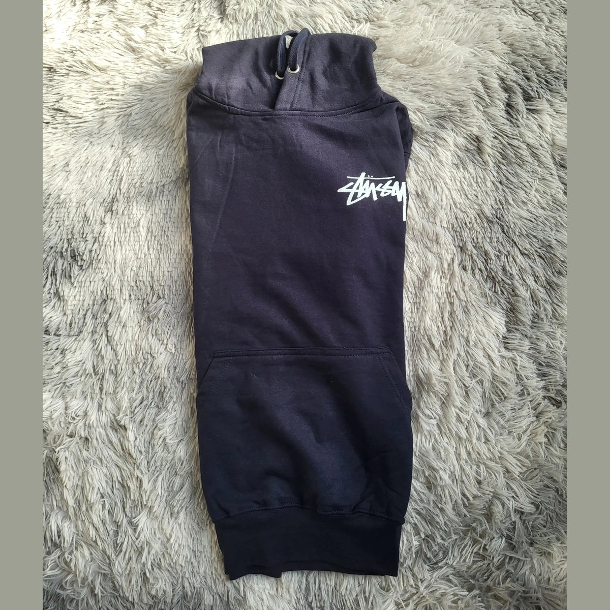 Sweat à capuche Stussy bleu, taille S, logo blanc visible sur la poitrine. Fripes Sélect