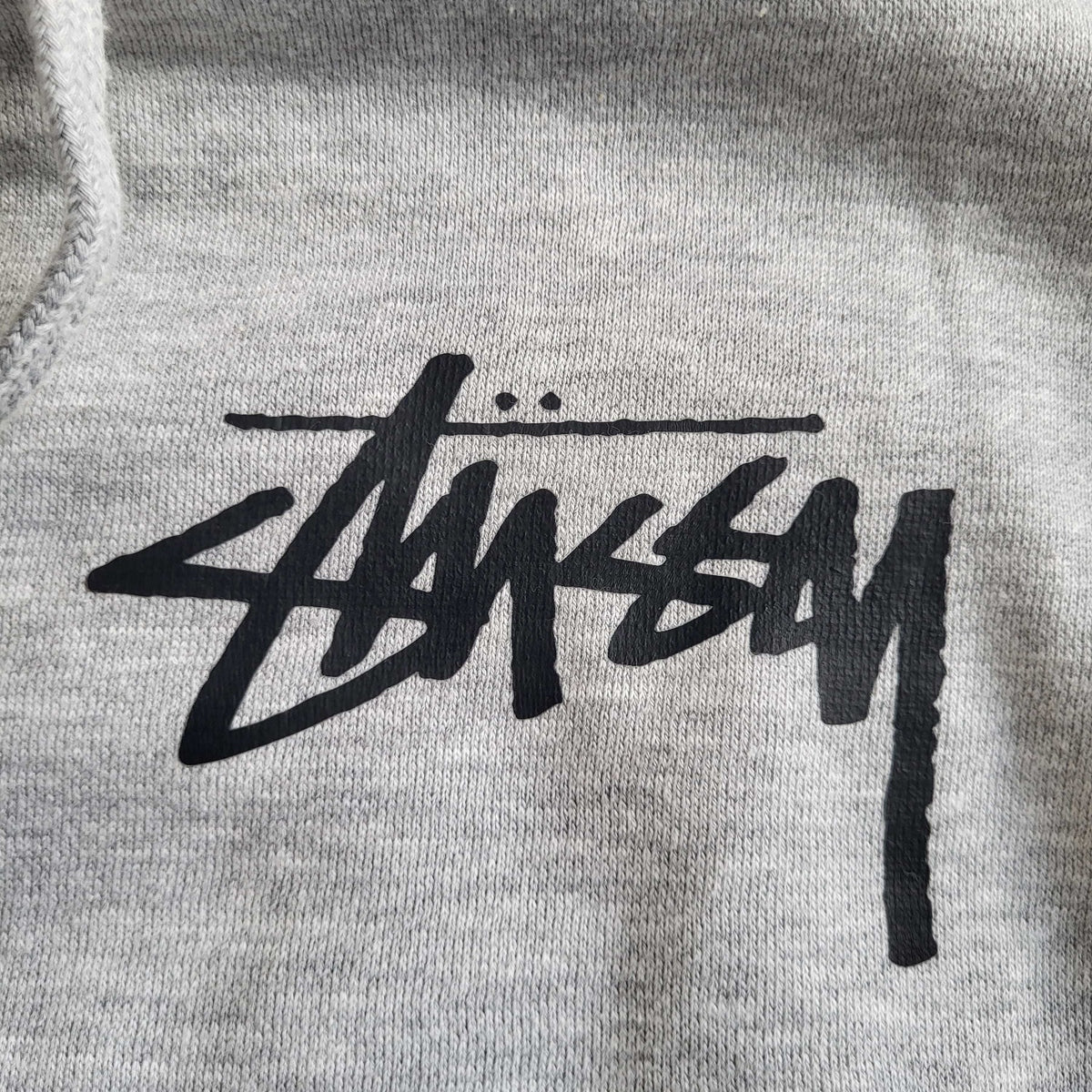 Sweat gris Stussy taille M avec logo visible. Fripes Sélect
