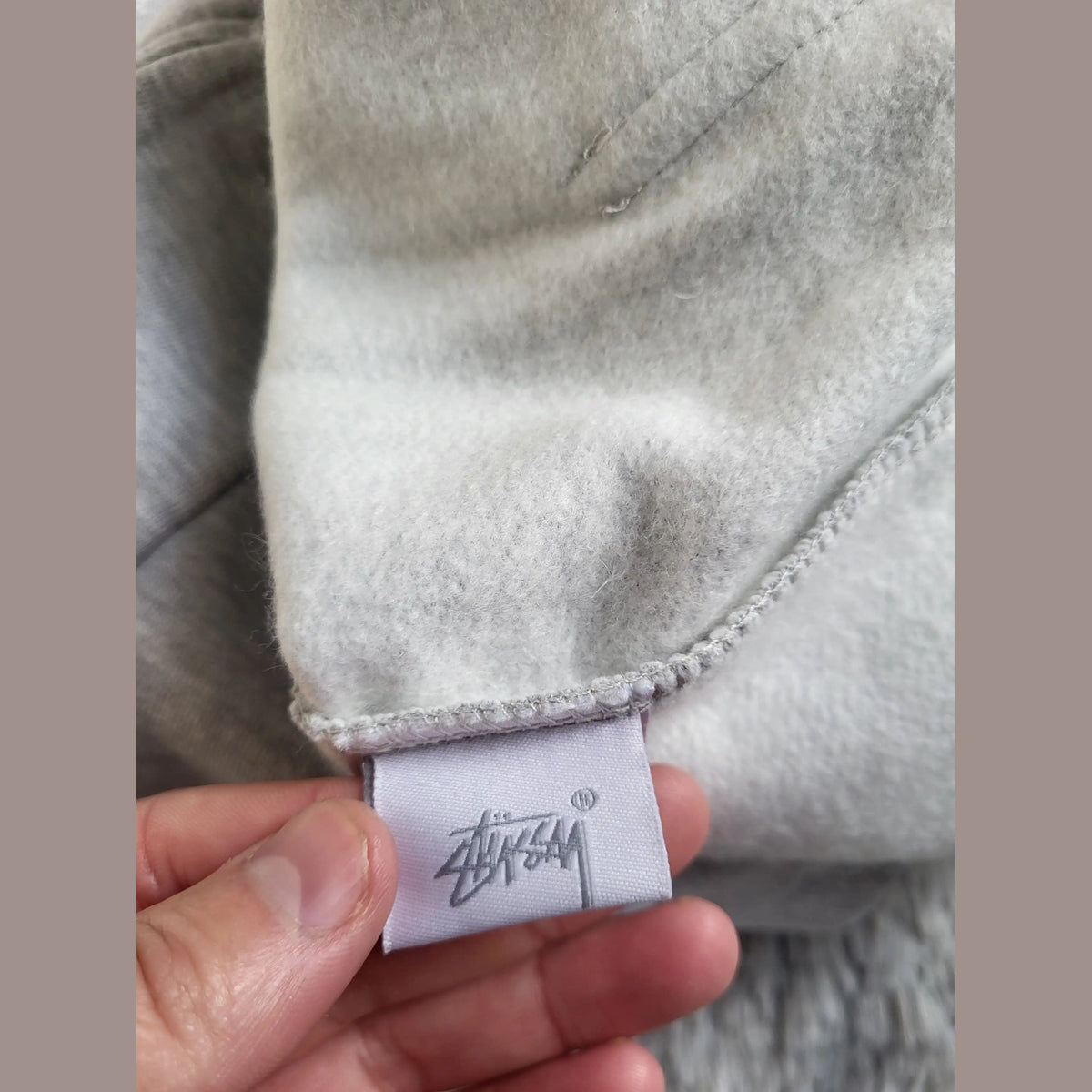 Sweat Stussy gris taille M, étiquette visible, Fripes Sélect