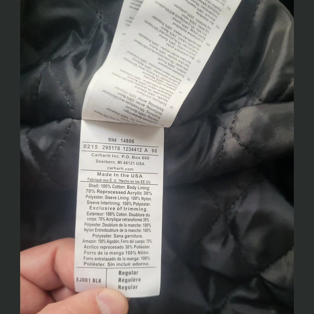Étiquette intérieure d'une veste Carhartt noire, taille regular, Fripes Sélect