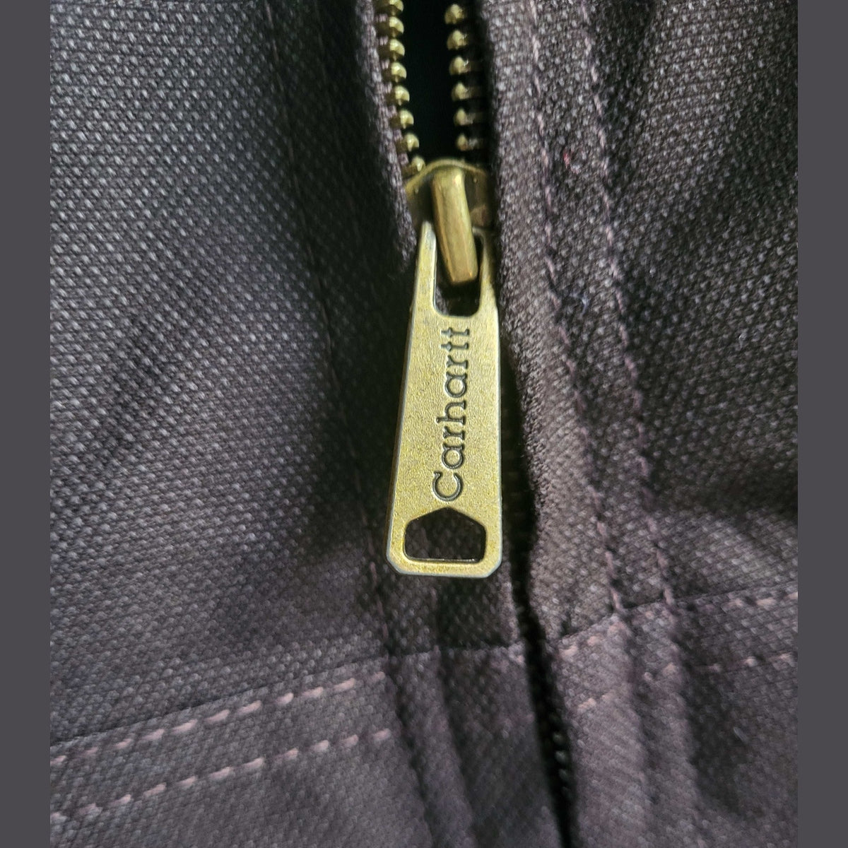Veste Carhartt marron, taille XL, détail de la fermeture éclair. Fripes Sélect