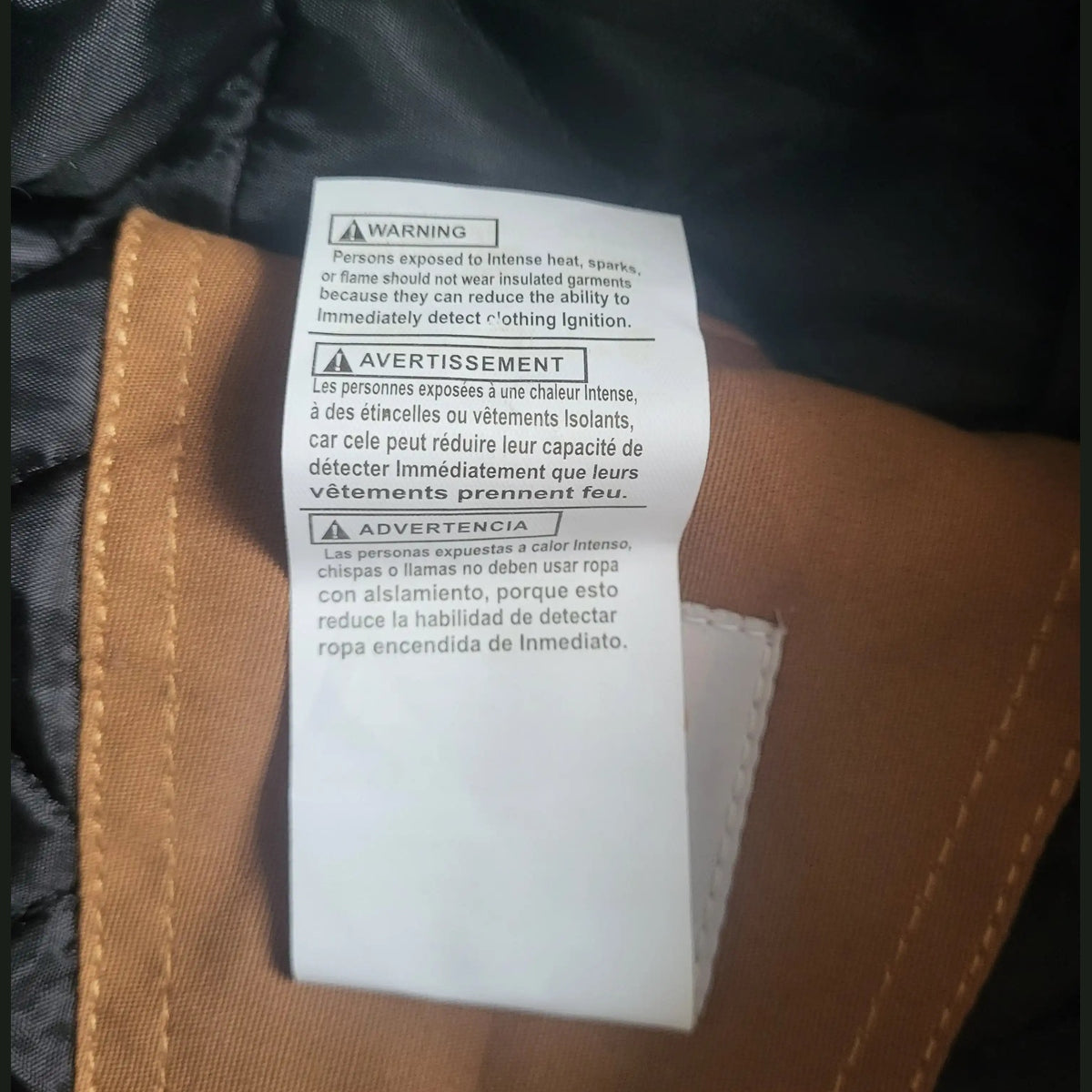Veste Carhartt brune taille L, vêtement matelassé, visible sur l’étiquette. Fripes Sélect