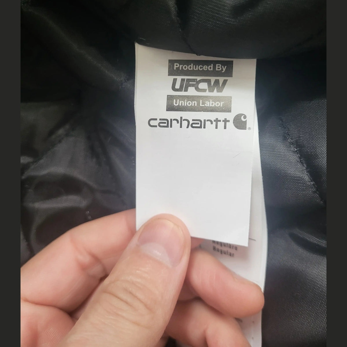Étiquette intérieure d'une veste Carhartt noire, mention UFCW Union Labor, Fripes Sélect