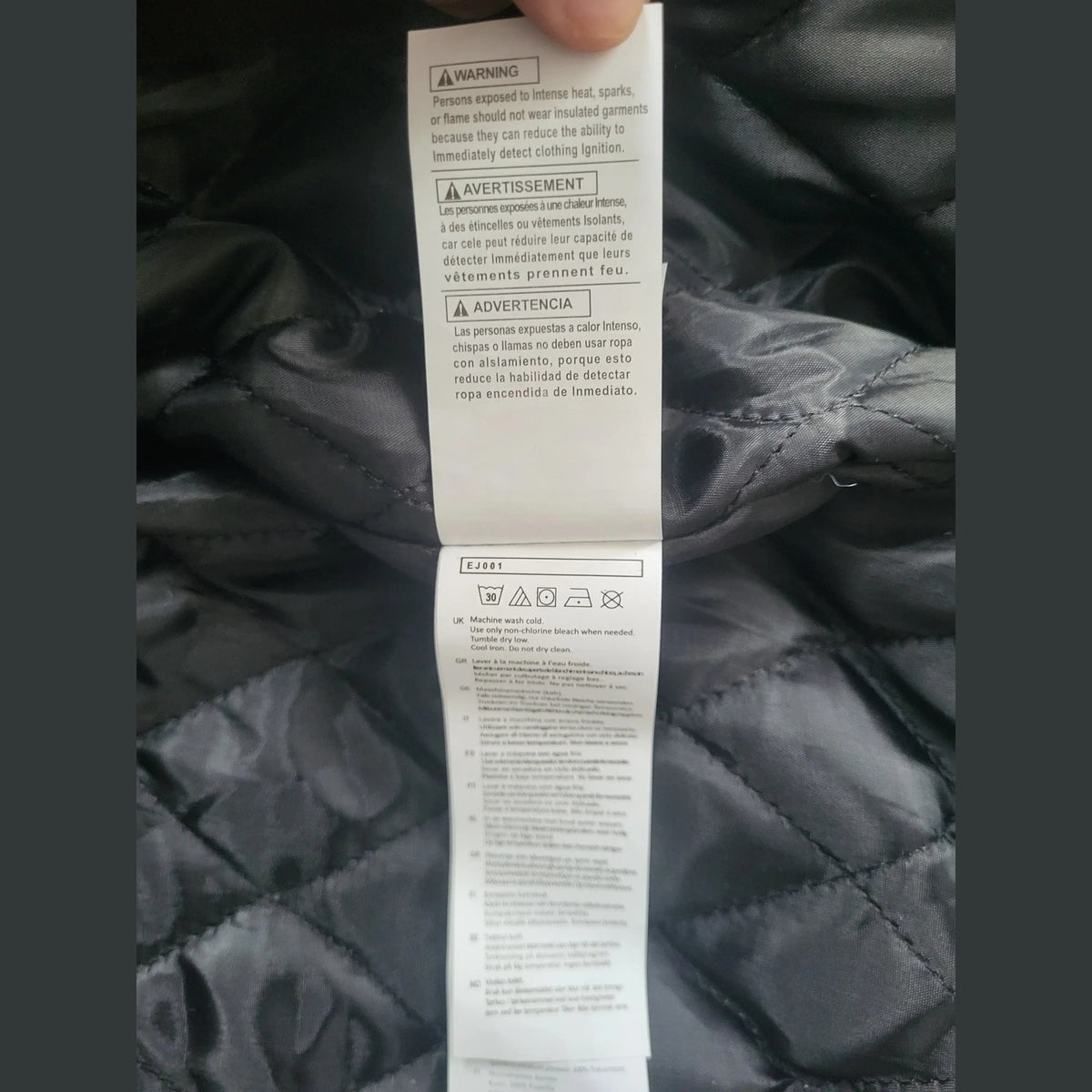 Veste noire matelassée Carhartt taille L, étiquette visible. Fripes Sélect