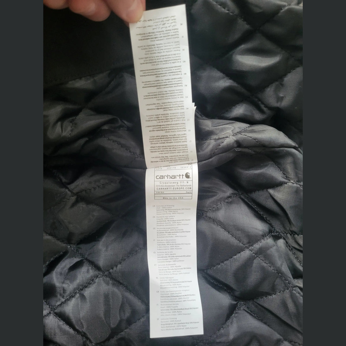 Veste Carhartt noire taille L, étiquette visible. Fripes Sélect