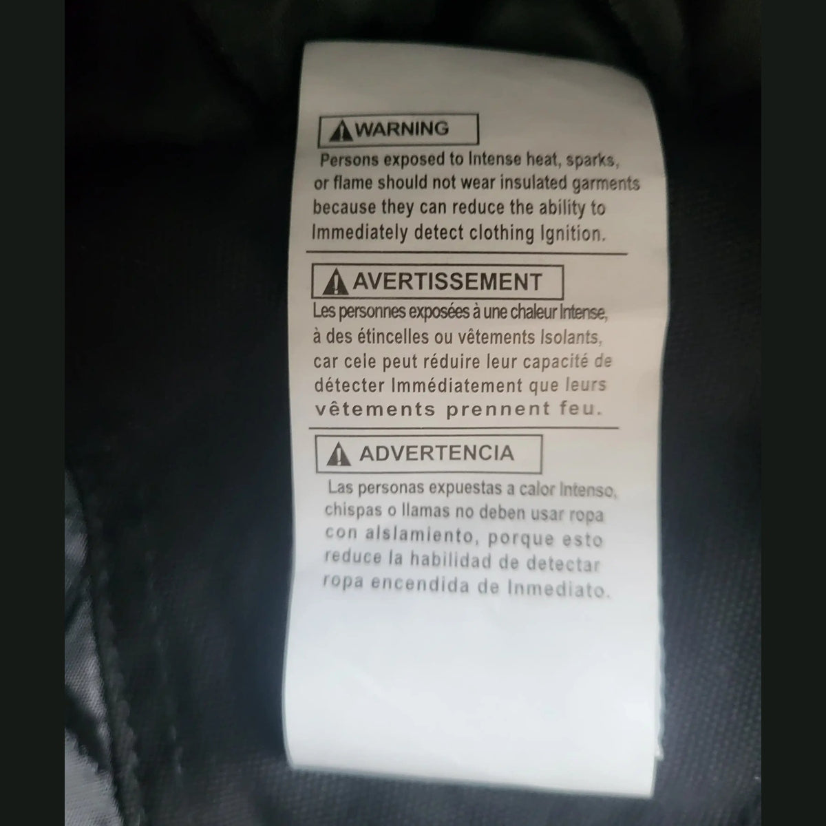 Veste Carhartt noire taille L, étiquette visible. Fripes Sélect