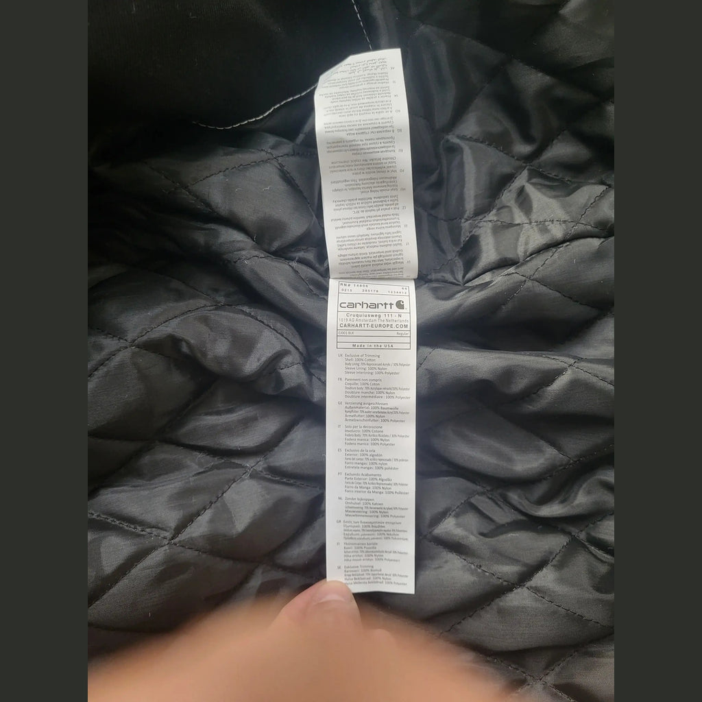 Veste Carhartt noire, taille M, étiquette sur doublure matelassée. Fripes Sélect