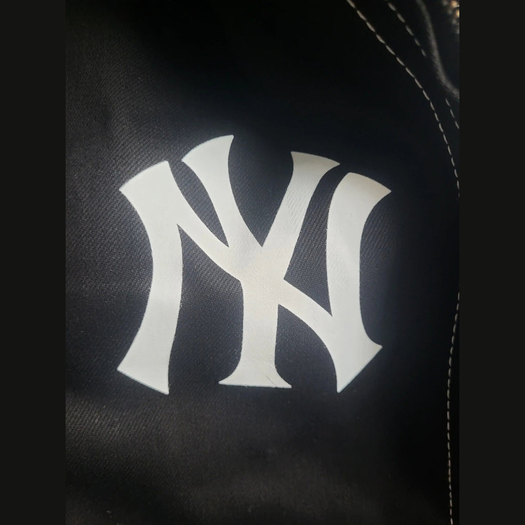 Veste noire Carhartt, logo NY blanc, taille M, style streetwear. Fripes Sélect
