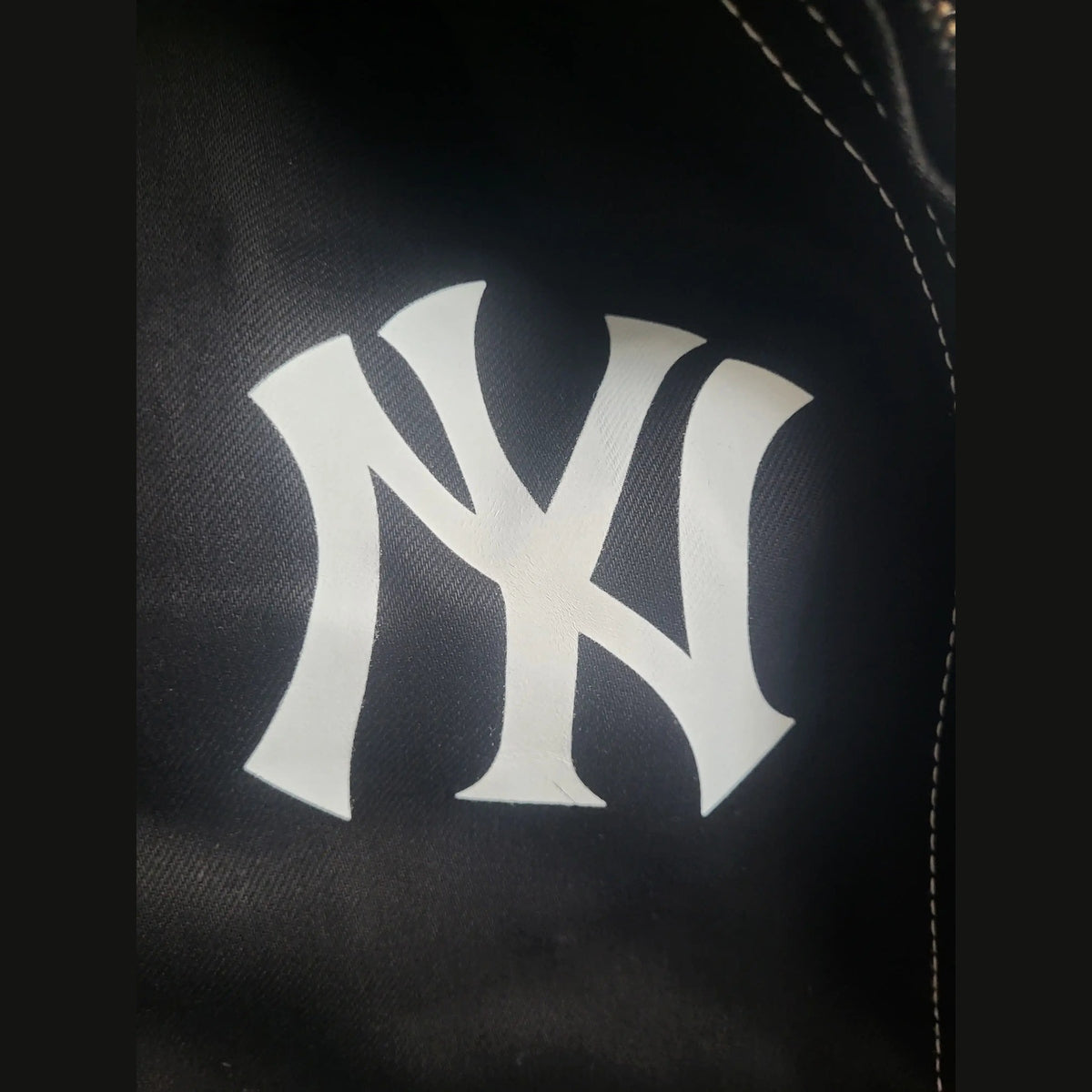 Veste noire Carhartt, logo NY blanc, taille M, style streetwear. Fripes Sélect