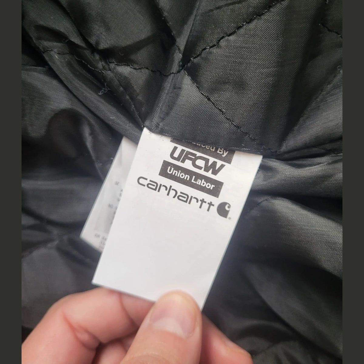 Veste Carhartt noire, taille M, étiquette visible, Fripes Sélect