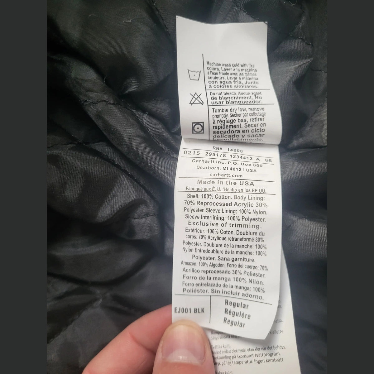 Veste Carhartt noire taille M, étiquette visible, modèle Regular, Fripes Sélect