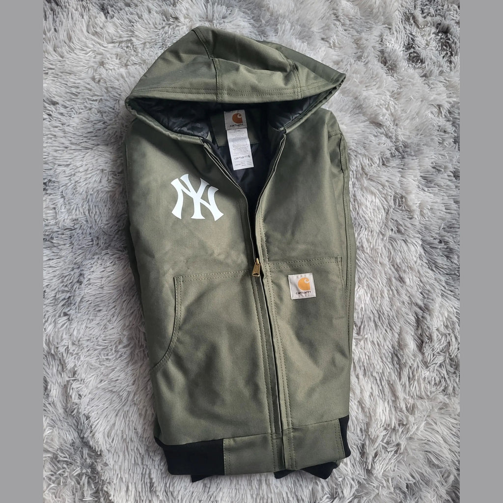 Veste à capuche Carhartt kaki, logo NY, taille M, sur fond en fourrure. Fripes Sélect