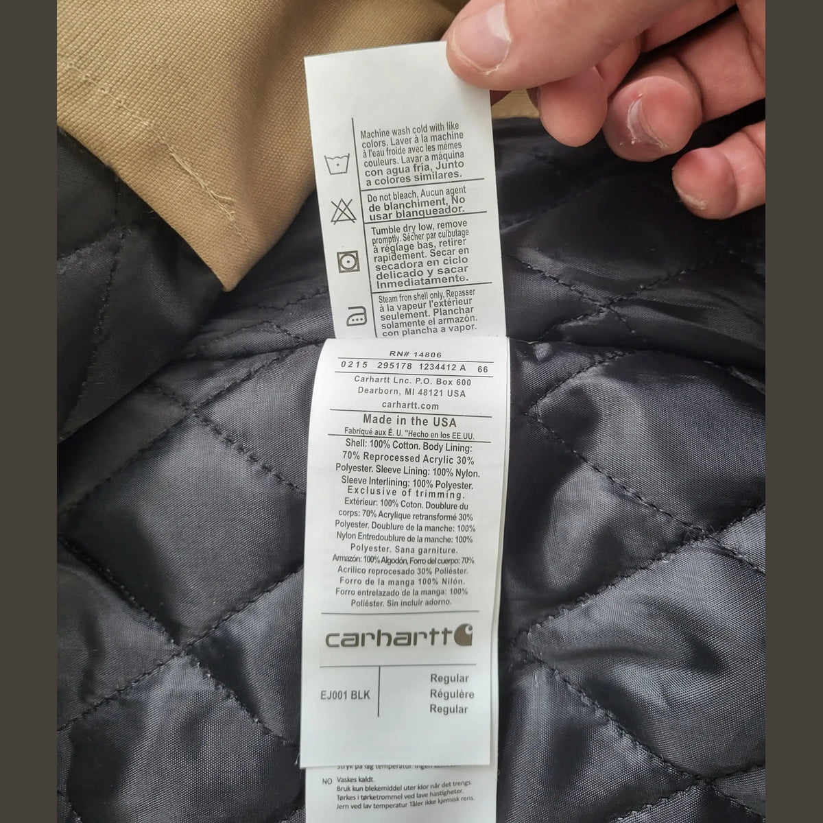 Étiquette d'une veste Carhartt beige, taille Regular. Fripes Sélect