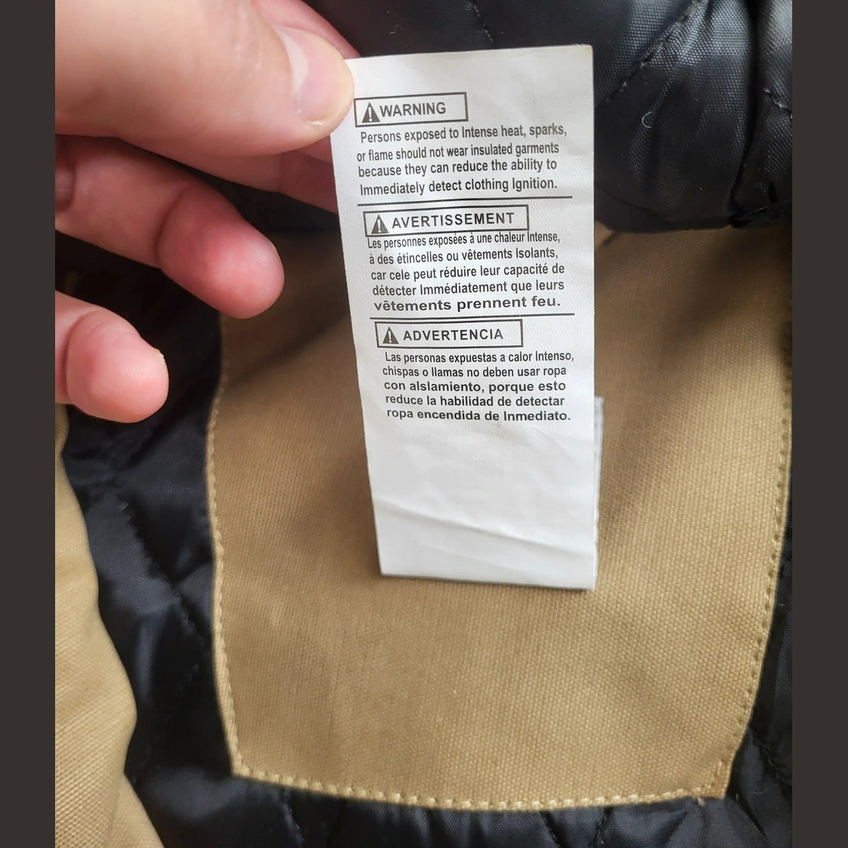 Veste Carhartt beige à capuche, taille L, visible sur étiquette. Fripes Sélect
