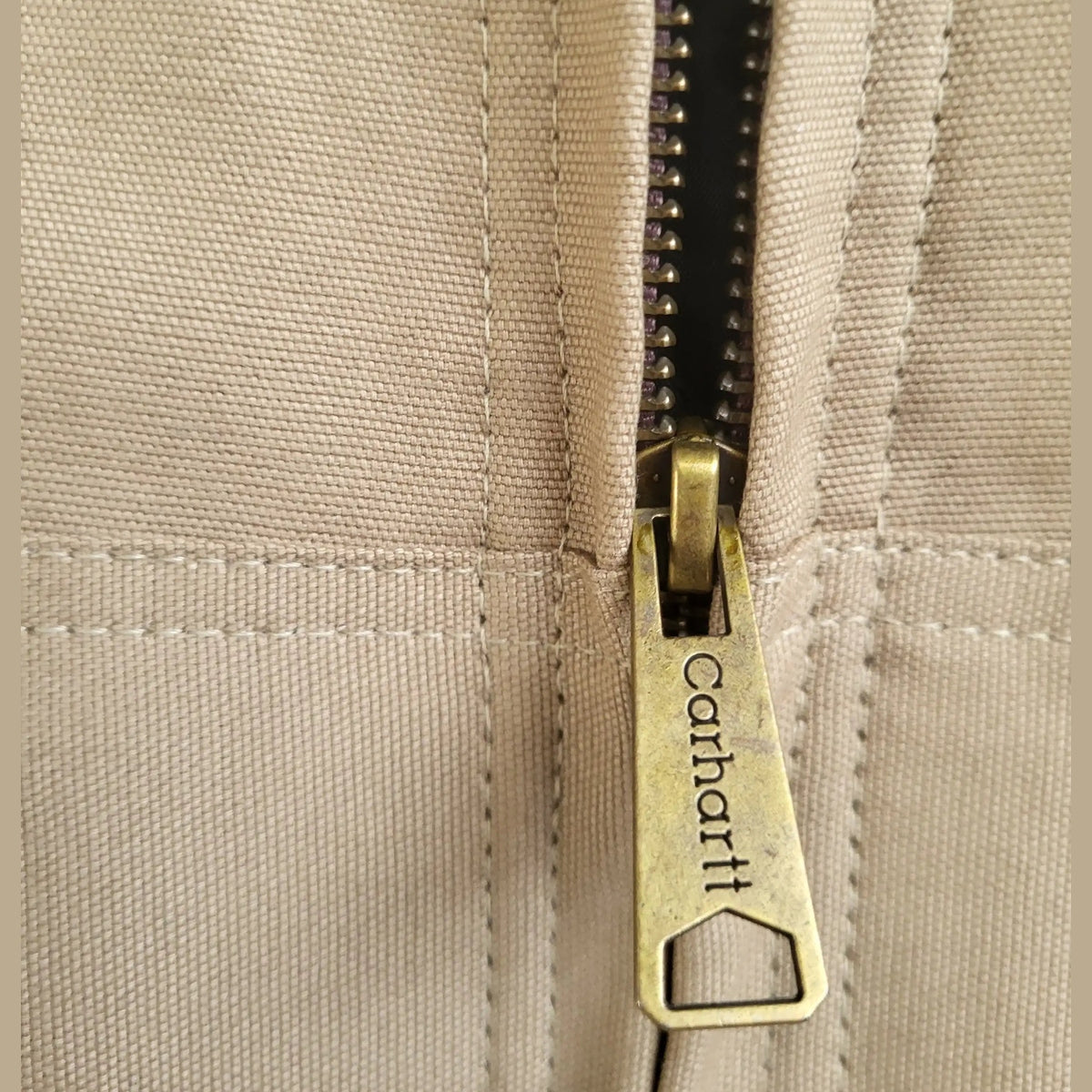 Veste Carhartt beige à zip, taille XL, détail matière. Fripes Sélect