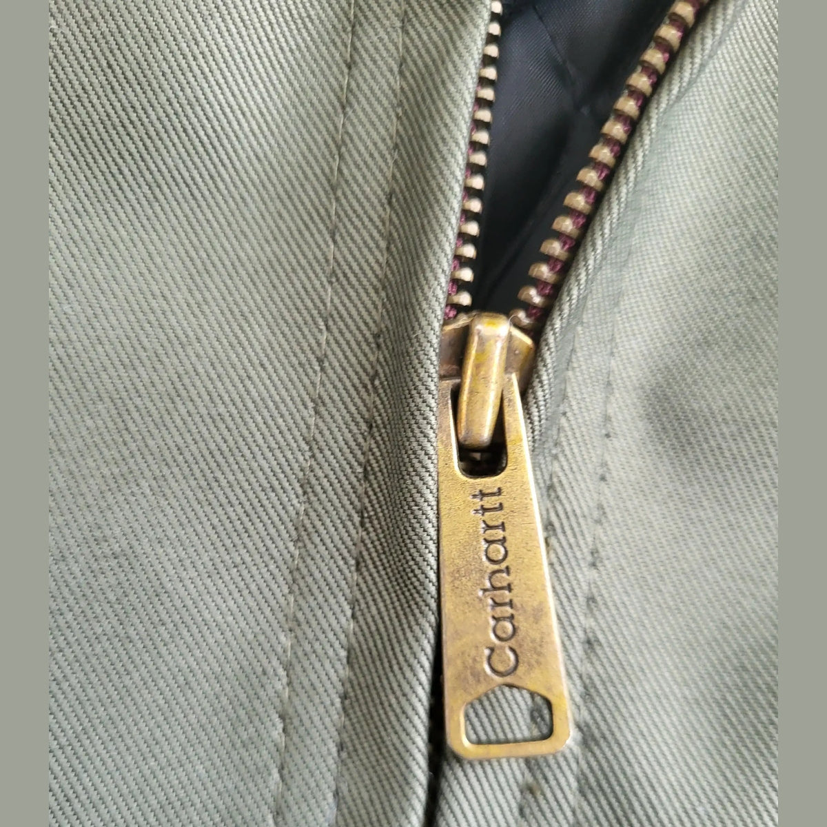 Veste Carhartt, kaki, taille M, détail fermeture éclair. Fripes Sélect