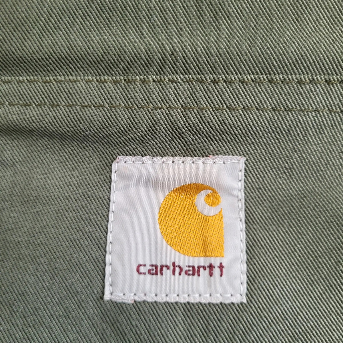 Veste Carhartt kaki, taille M, logo visible. Fripes Sélect