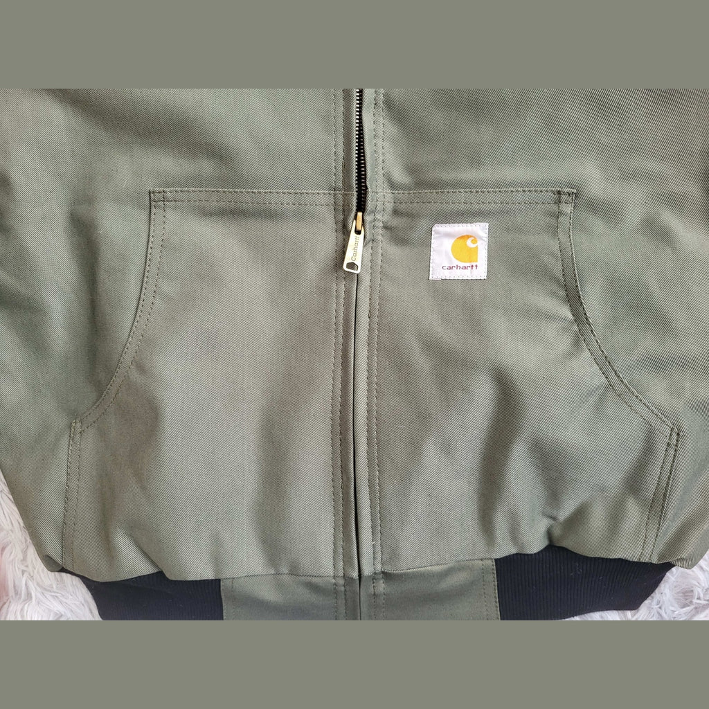 Veste Carhartt kaki, taille M, poche avant, logo visible. Fripes Sélect