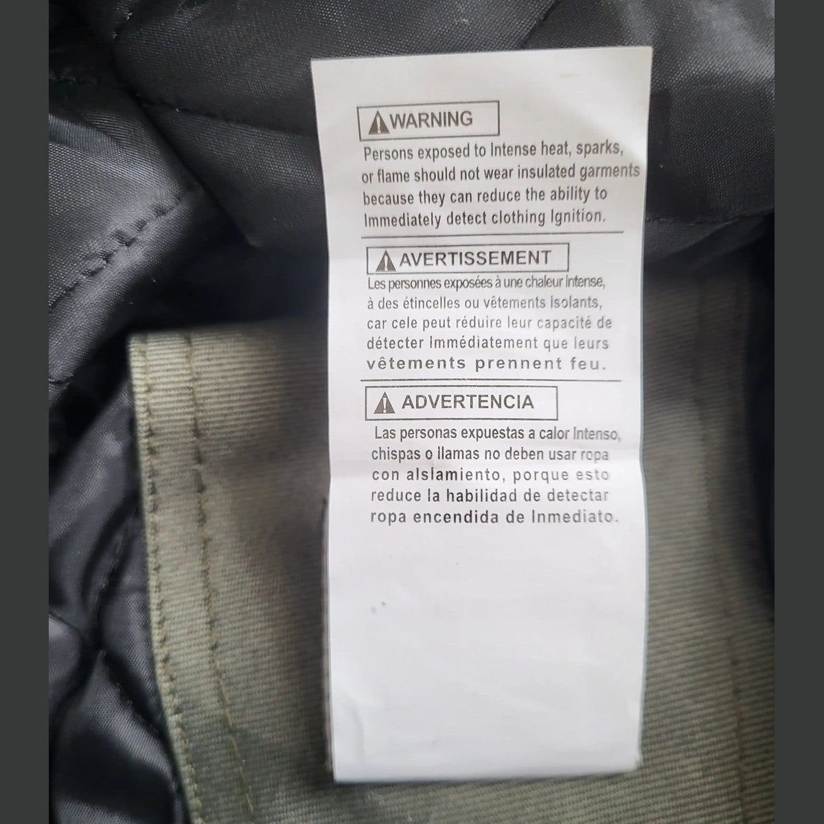Veste Carhartt, kaki, taille M, visible sur étiquette intérieure. Fripes Sélect
