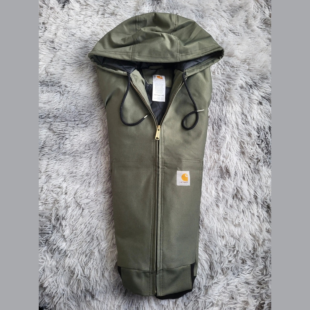 Veste à capuche Carhartt kaki, taille XL, visible sur fond en fourrure grise, Fripes Sélect