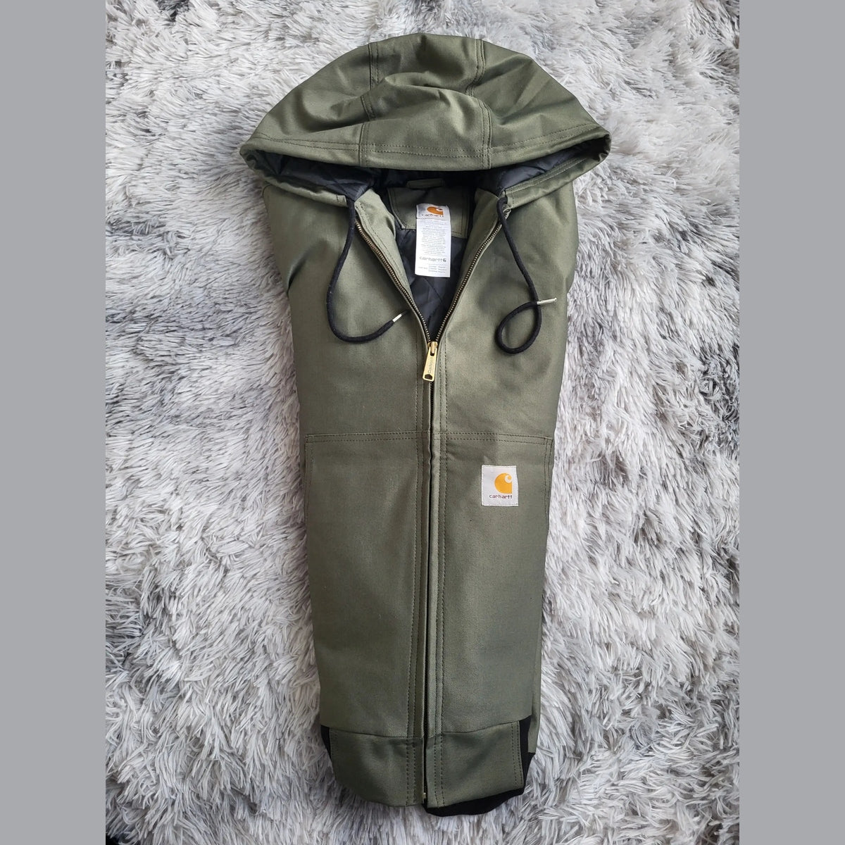 Veste à capuche Carhartt kaki, taille XL, visible sur fond en fourrure grise, Fripes Sélect