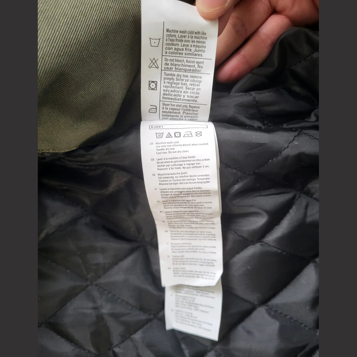 Étiquette d'entretien d'une veste Carhartt kaki taille XL, intérieur matelassé. Fripes Sélect