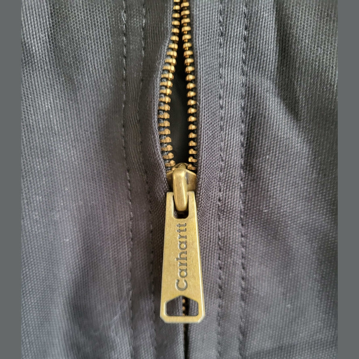 Veste noire Carhartt, fermeture éclair dorée, taille L. Fripes Sélect